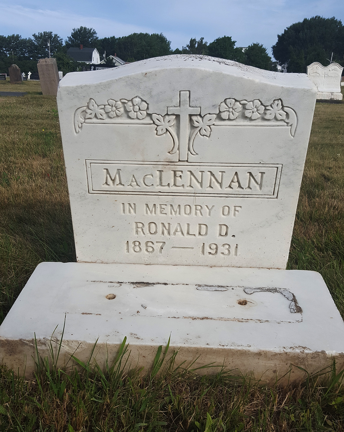 Photo of headstones/Ronald D MacLennan 1867-1931 hdstn Inv NS